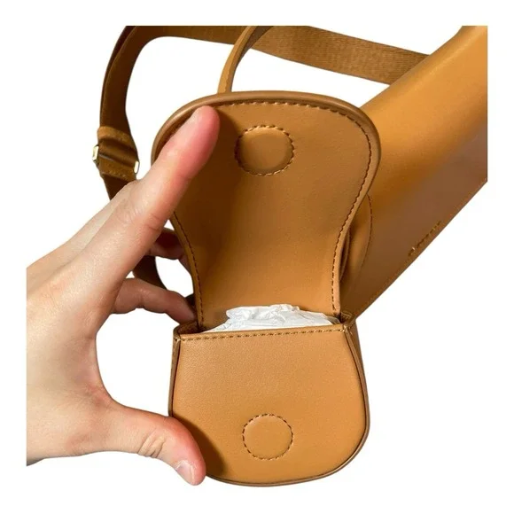 Lululemon Cactus Leather Mini Bag With Clippable Pouch 1.2L Chestnut - Picture 5 of 16